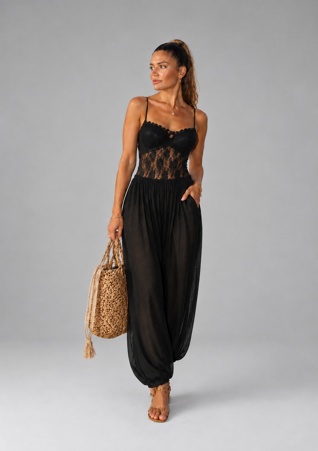 Mono halter con encaje fluido