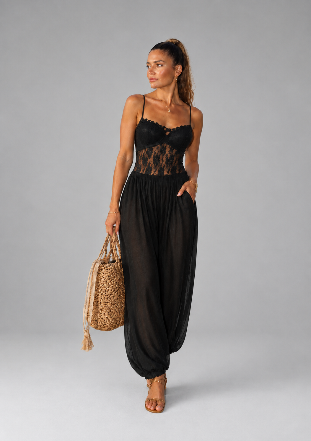 Mono halter con encaje fluido