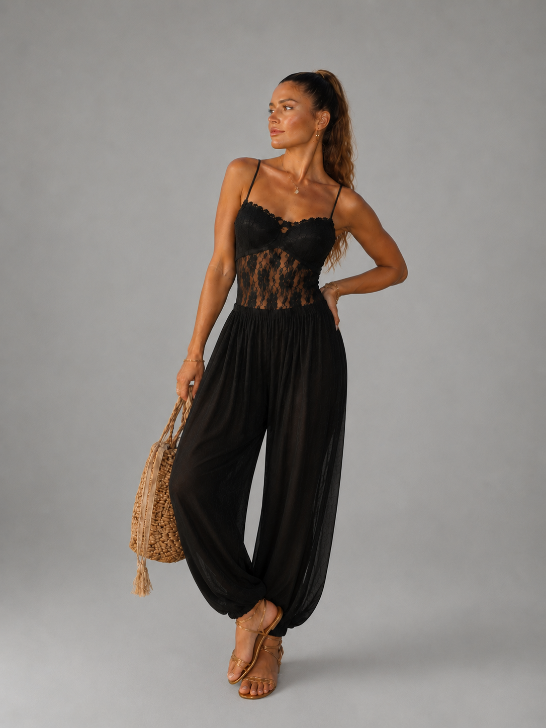 Mono halter con encaje fluido