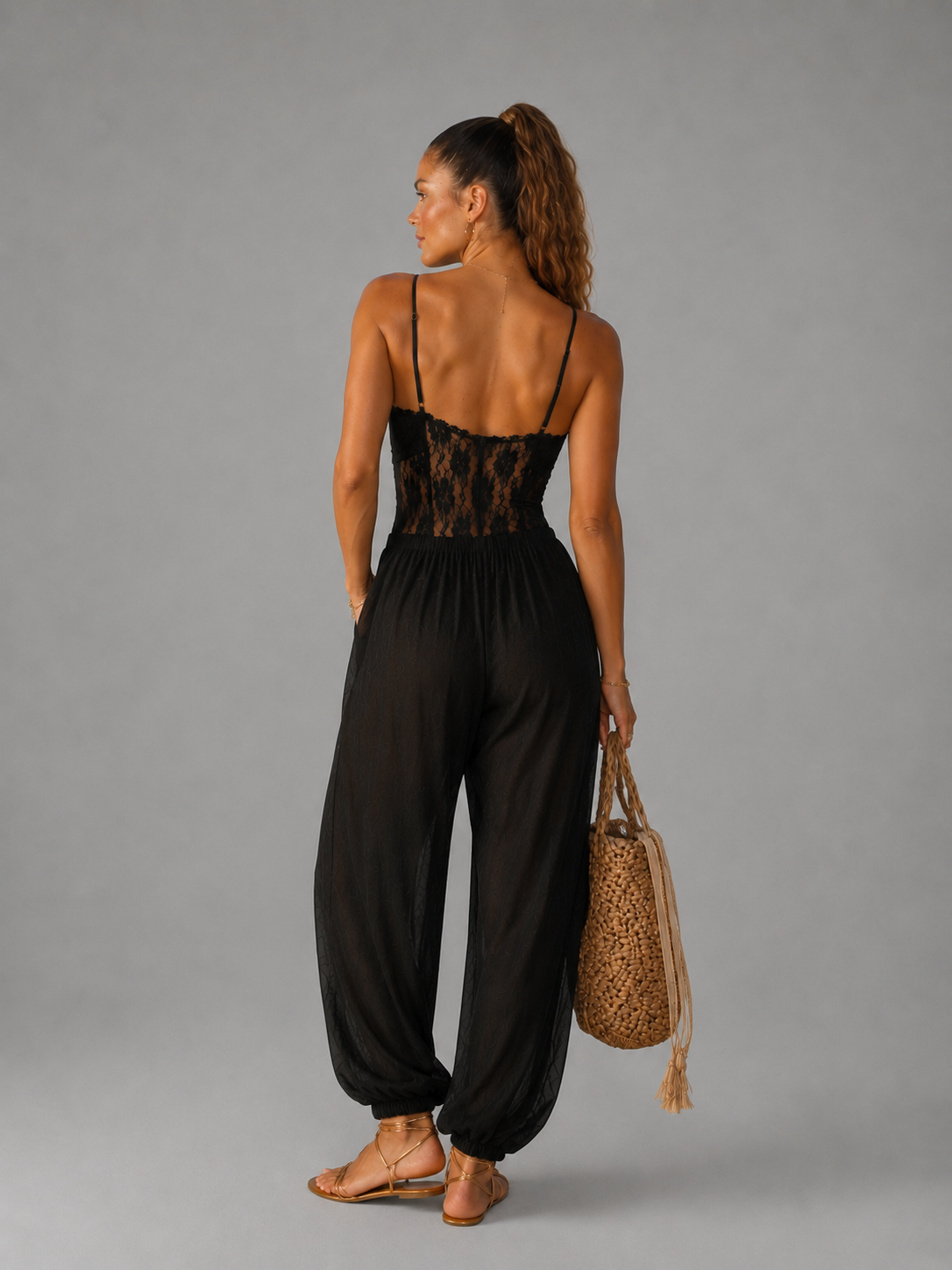 Mono halter con encaje fluido